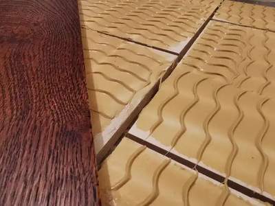 Укладка паркетной доски на клей - нанесен двухкомпонентный клей зубчатым шпателем на фанерное основание